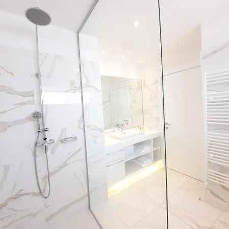 לינה וארוחת בוקר Demar & Dependance 4*