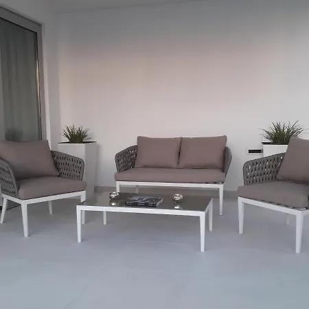 לינה וארוחת בוקר Demar & Dependance 4*