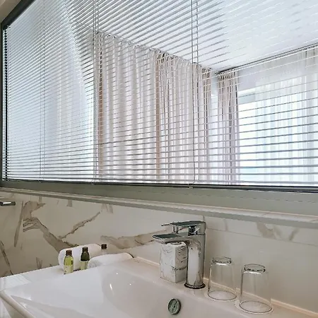 לינה וארוחת בוקר Demar & Dependance 4*